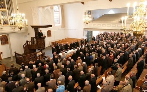 PUTTEN – „Vindt u het soms bij de bediening van het heilig avondmaal ook zo kil, zo gestroomlijnd, zo jachtig bovendien?” vroeg ds. A. Beens zaterdag op de bondsdag van Hervormde Mannenverenigingen op gereformeerde grondslag in de Oude Kerk te Putten. De 