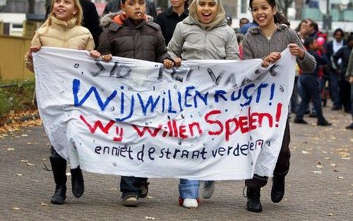 AMSTERDAM – Inwoners van de Amsterdamse wijk Slotervaart hielden zaterdagmiddag een feestelijke demonstratie. Ze deden dat naar aanleiding van de recente onrust in de buurt. Doel was onder meer te laten zien dat Slotervaart een normale buurt is met normal