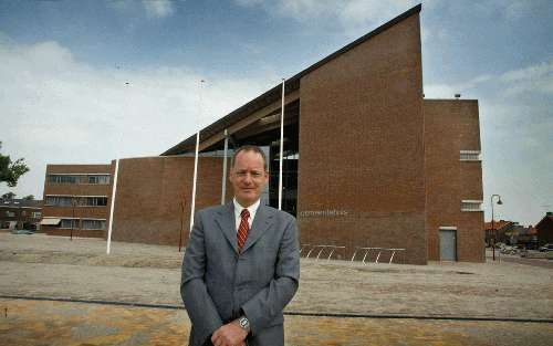 BODEGRAVEN - Drs. A. A. van der Schans, wethouder in Bodegraven: „De christelijke gemeente moet maatschappelijk geÃ«ngageerd zijn, want ze speelt in Gods handelen met de wereld een belangrijke rol.” - Foto RD,(Henk(Visscher