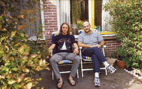 JOURE - De twee Italianen Daniel Bonsignore (l.) en Diego Bordoni (r.) hadden een reis door Midden-Europa gepland, maar kwamen uiteindelijk in Friesland terecht. - Foto MauritsWielenga