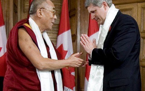 OTTAWA - De Canadese premier Harper (r.) begroet Dalai Lama, geestelijk leider van Tibet. Foto EPA