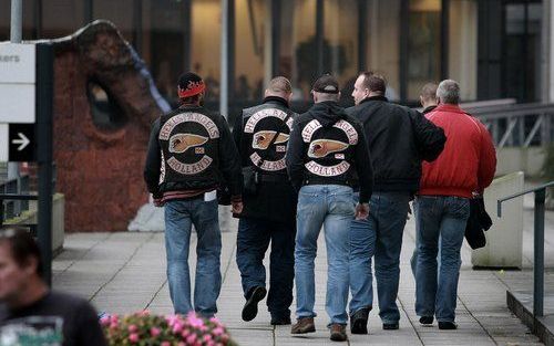 AMSTERDAM – Bij de rechtbank in Amsterdam begon maandag de strafzaak tegen 22 verdachte Hells Angels, onder wie Willem van B., voormalig president van de afdeling Amsterdam. Een aantal leden van de motorclub vertrekt na afloop van de rechtszitting. Foto A