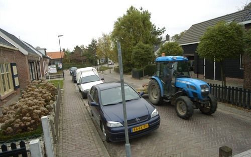 OUDELANDE – In het Zeeuwse Oudelande zijn bij wijze van proef alle verkeersborden weggehaald. Kale palen houden de wacht in de Doelstraat. Als het experiment bevalt, verwijdert de gemeente Borsele ook de borden uit andere dorpen. Foto Willem Woznita