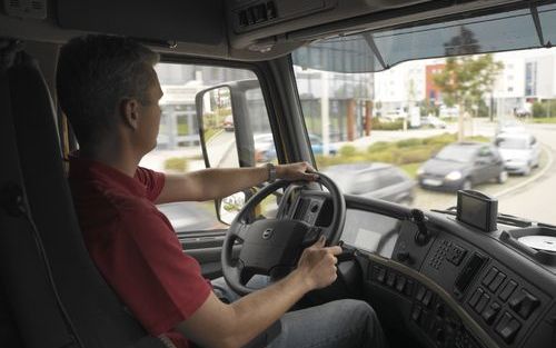 AMSTERDAM – „Na vijftien jaar achter het stuur kun je nog steeds een betere chauffeur worden”, is de ervaring van directeur Jaap Wind van Henk Wind Transport in Mussel. Jaap en Henk Wind doen met hun chauffeurs mee aan het trainingsprogramma van Volvo om 