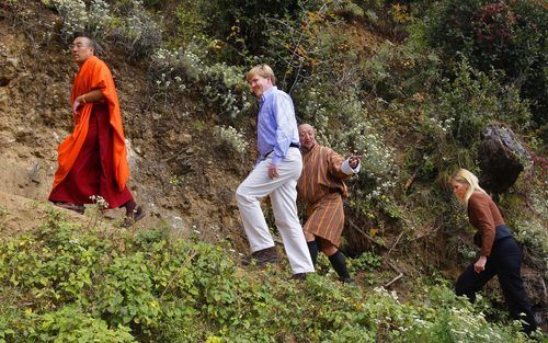 Het prinselijk paar maakt een wandeling. Foto ANP