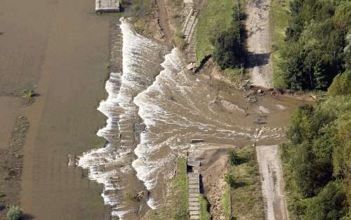 TORGAU - Een foto, gemaakt vanuit een helikopter, toont een dijkdoorbraak in de buurt van de Oost-Duitse plaats Torgau. Inmiddels lijkt de ergste wateroverlast in Midden-Europa voorbij en maken de getroffen landen zich op om de enorme schade te herstellen