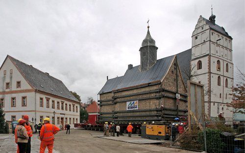 BORNA – Een enorme dieplader vervoerde de middeleeuwse Emmauskerk van Heuersdorf naar Borna in het oosten van Duitsland. Foto EPA