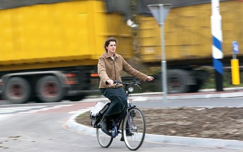 ERMELO – Marie Pul Veenema uit Ermelo op de plek waar zij vier jaar geleden een ongeluk kreeg. Een vrachtwagenchauffeur zag haar door zijn dode hoek niet fietsen. Inmiddels is de kruising veranderd in een rotonde, mede om de veiligheid van fietsers te ver