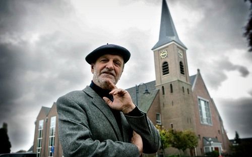 STAPHORST – Prof. Van Rouveroy van Nieuwaal voor de Staphorster dorpskerk. De emeritus hoogleraar maakte een documentaire over de relatie tussen geloof en bestuur in de Overijsselse gemeente. Eind deze maand wordt het resultaat van zijn werk getoond in he