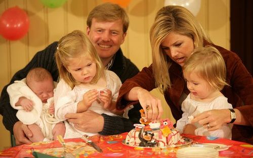 Ook de Oranjes weten wat lekker is, blijkt uit het vrijdag gepresenteerde fotokookboek van Anne Scheepmaker. Op de voorkant van het boek prijkt een foto van het verjaardagsfeestje van prinses Alexia op 26 juni dit jaar. Foto RD, Henk Visscher