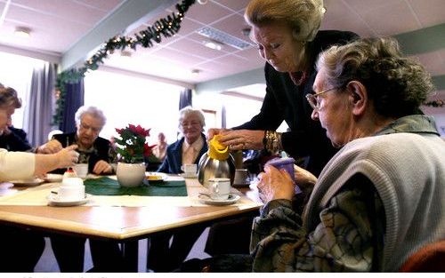 In 2005 verrichtte koningin Beatrix vrijwilligerswerk in een woon zorgcentrum in Amersfoort. Zaterdag doet zij hetzelfde op een zorgboerderij in het Gelderse Loenen. Foto Capital Photos