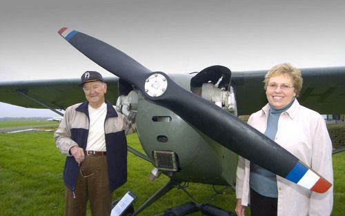 ARNEMUIDEN – De Amerikanen Gibbs (l.) en Caldwell Leist bezochten vrijdag vliegveld Midden Zeeland. Gibbs stortte in 1945 met zijn bommenwerper neer bij Haamstede, maar overleefde de crash. De vader van Caldwell verongelukte toen ze twee was, waarschijnli