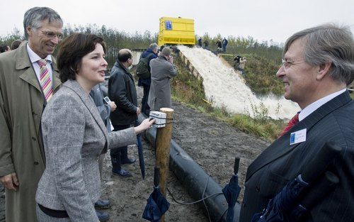 NIEUWESCHANS – Staatssecretaris Huizinga opende vrijdag in het Groningse Nieuweschans een proeftuin voor de ontwikkeling van dijkbewakingssystemen. In de testfaciliteit kunnen wetenschappelijke modellen van dijken onder gecontroleerde omstandigheden worde