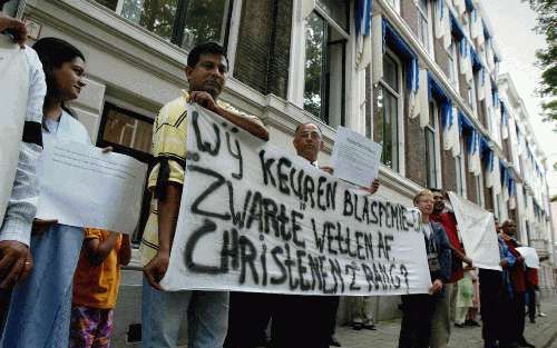 DEN HAAG - Pakistaanse christenen hielden woensdag een stil protest voor de Pakistaanse ambassade in Den Haag. Ze protesteerden tegen de vervolging van christenen in hun vaderland en overhandigden een petitie aan de plaatsvervangend ambassadeur van Pakist