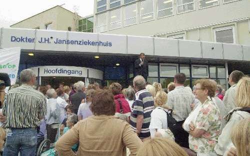 EMMELOORD - SGP-fractievoorzitter Van der Vlies sprak woensdag in Emmeloord een grote menigte belangstellenden toe bij het ziekenhuis. Volgens de voorzitter van de vaste kamercommissie voor volksgezonheid moet de Emmeloordse kliniek een volwaardig ziekenh