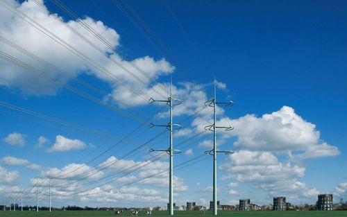 ARNHEM – Voor de nieuwe hoogspanningsverbinding in de Randstad introduceert TenneT een nieuwe mast, de Wintrack. De nieuwe masten brengen de elektromagnetische velden rondom een hoogspanningsverbinding sterk terug.