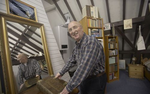 BUNSCHOTEN – „Ik begon vaak met de Statenvertaling”, zegt Meindert Nagel. Hij vertaalde zes Bijbelboeken in het dialect van Bunschoten. Daarbij vermeed hij de ruwe, harde zijde die elk dialect heeft. „Uit respect voor de Bijbel.” Foto Jaco Klamer