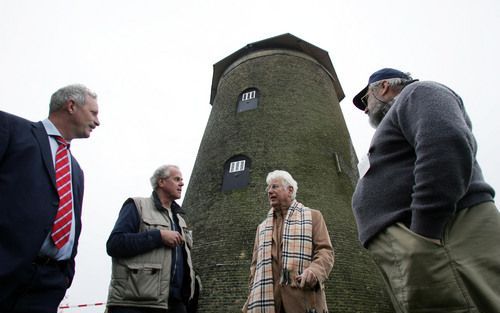 GOIDSCHALXOORD – Zanger, cabaretier en acteur Gerard Cox (tweede van rechts) bij de molenstomp in Goidschalxoord. Links twee bestuursleden van de Stichting Molencomplex Goidschalxoort, rechts de nieuwe molenaar, Gerrit Knol. Foto Rein Geleijnse