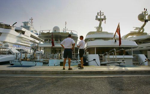 MONACO – „Studenten associëren de scheepsbouw vaak met zwaar handwerk, terwijl dat niet altijd het geval is. Wie weet bijvoorbeeld dat al die luxueuze jachten die je in de haven van Monaco ziet liggen, vaak in Nederland zijn gebouwd?” aldus Arnout Damen, 