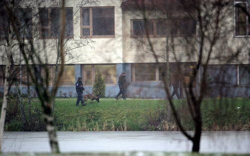 HELSINKI - Politiemensen bij de school in het Finse Tuusula (Tusby) waar woensdag een dodelijke schietpartij plaatshad waarbij acht mensen en de schutter de dood vonden. In Finland is geschokt gereageerd op de schietpartij. Naar verluidt ging het om het e