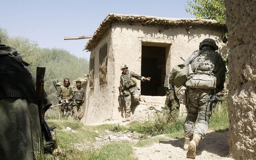 CHORA - Het kabinet lijkt te kunnen rekenen op steun van alle coalitiepartijen voor de verlenging van de missie in Uruzgan. Foto: Nederlandse militairen tijdens een een fel vuurgevecht met de taliban afgelopen zomer. Foto ANP