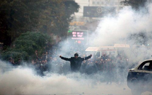 TBILISI – De oproerpolitie maakte woensdag in de Georgische hoofdstad Tbilisi met harde hand een einde aan een demonstratie tegen de regering van president Saakasjvili. Het staatshoofd riep gisteren de noodtoestand uit, na dagenlange protesten en een verm