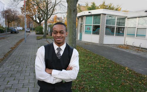 DEN HAAG – De Nigeriaanse predikant ds. Macauley Kalu: „Migranten die hier komen, moeten het land liefhebben en respecteren. Men moet zich niet afzetten tegen het land, maar ervoor bidden.” Foto RD, Anton Dommerholt