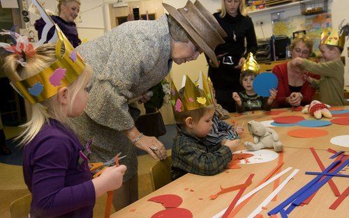 ZUID-BEIJERLAND – Koningin Beatrix is vol belangstelling voor het handwerk van peuters in peuterspeelzaal De Beijertjes. Ze bracht woensdag een streekbezoek aan de Hoeksche Waard. Tijdens het bezoek werd onder meer aandacht besteed aan de status van Natio