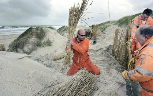 GROOTE KETEN – In opdracht van Rijkswaterstaat werd woensdag hard gewerkt aan het verstevigen van de duinen op de zwakste plekken langs de kust tussen Callantsoog en Den Helder. Op sommige plaatsen is het duingebied hier 8 meter onder NAP. Het KNMI verwac