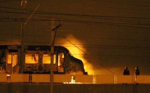 HOOFDDORP - Bij het NS-station in Hoofddorp is woensdagavond een wagon van een stoptrein volledig uitgebrand. De brandweer kon moeilijk bij de trein komen. Er raakte niemand gewond. De politie sluit brandstichting niet uit. - Foto FrankvandenBerg