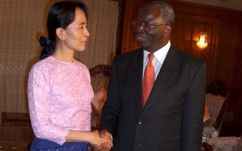 Oppositieleidster Aung San Suu Kyi met de speciale VN–gezant Ibrahim Gambari. Foto EPA