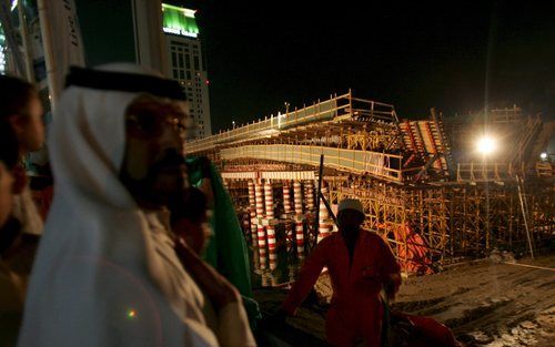 Het instorten van een brug in aanbouw in Dubai heeft aan zeven mensen het leven gekost. Foto EPA