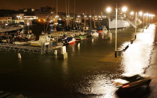 SCHEVENINGEN – Om 2.30 uur vrijdagnacht liep in de haven van Scheveningen het water over de kade. Dit kwam overeen met het tijdstip waarop de hoogste waterstand werd verwacht. Foto ANP