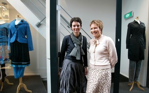 Hilde Dragt (l) en Anja Goudzwaard van de StyleColor Academy: „Het gaat om Gods eer, niet om die van ons. Vanuit die gedachte mag je zoeken naar de uitstraling die bij je past.” Foto’s RD, Sjaak Verboom