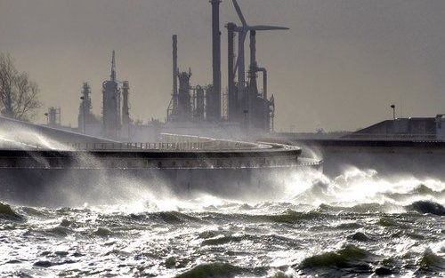 HOEK VAN HOLLAND - Het water stuwt op, vrijdag bij de Maeslantkering in de Nieuwe Waterweg. De kering werd donderdagavond uit voorzorg gesloten en blijft nog tot het einde van de middag dicht. Een belangrijk deel van de Rotterdamse haven is daardoor niet 