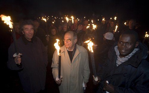 WESTERBORK - Vrijdagavond is in Kamp Westerbork de Kristallnacht herdacht door middel van een fakkeloptocht. De herdenking staat dit jaar in het teken van de actie Tot zover Darfurt. Op de foto vlnr Dirk Mulder directeur Herinneringscentrum Kamp Westerbor