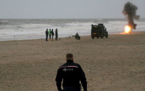 SCHEVENINGEN - De Explosieven Opruimingsdienst brengt op het strand van Scheveningen een fosforgranaat tot ontploffing. De stranden van Scheveningen en 's Gravenzande zijn zaterdagmiddag voor een deel afgesloten nadat daar fosforgranaten zijn gevonden. Fo