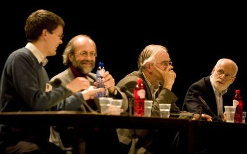 Als Pieter Dirksen, Albert Clement en Harald Vogel al weg zijn, discussiëren (v.l.n.r.) Stephen Rose (Londen), Michael Belotti (Freiburg), Christoph Wolff (Cambridge) en Ton Koopman nog even door: Hoe gaan we zo verantwoord mogelijk om met Buxtehudes manu