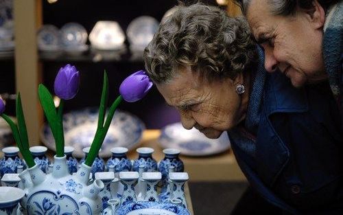 DELFT - Geïnteresseerden bezochten zaterdag de open dag van pottenbakkerij De Porceleyne Fles in Delft. Speciaal voor de open dag werd het Delfts blauw verkocht met een korting van 20 procent. Foto: ANP