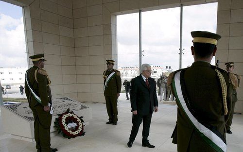 RAMALLAH – De Palestijnse president Mahmud Abbas geeft wijlen Yasser Arafat een huldeblijk tijdens de officiële openingsceremonie van het nieuwe mausoleum van de voormalige Palestijnse leider. Tientallen Palestijnse leiders en buitenlandse afgevaardigden 