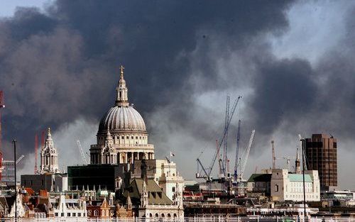 LONDEN - Rookpluimen boven de St.Paul's Cathedral in Londen. Foto EPA