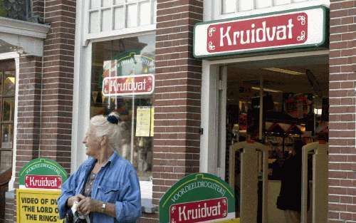 ZANDVOORT - Kruidvat Holding gaat verder onder de vlag van de Hongkong-Chinezen van Hutchison Whampoa. Foto: een Kruidvat-vestiging in Zandvoort. - Foto ANP