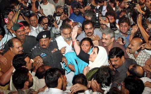 Oppositieleidster Bhutto bezocht maandag de Lahore Press Club in Lahore. Foto EPA