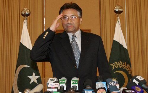 ISLAMABAD (ANP) – De Pakistaanse president Pervez Musharraf legt zijn functie van legerleider eind deze maand neer. De generaal kan daarmee zijn herverkiezing als staatshoofd veiligstellen. Critici in binnen- en buitenland noemen de dubbelfunctie van de P