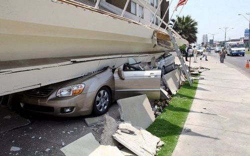 ANTOFAGASTA - Het terras van het Radisson hotel viel op de auto's langs de weg in Antofagasta. Foto EPA