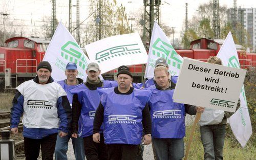 Stakend spoorwegpersoneel gisteren in Keulen. Foto EPA.