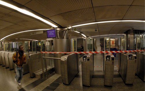 PARIJS - Geslote toegangspoortjes op een Parijs' station. De gevolgen van de stakingen in het Franse openbaar vervoer waren donderdag minder ernstig dan de dag ervoor. Foto EPA.