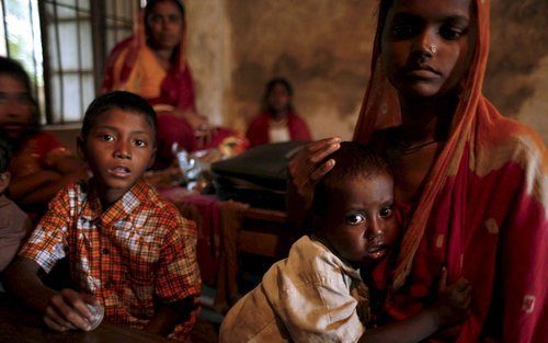 DHAKA - Een zware cycloon heeft in het zuidwestelijk kustgebied van Bangladesh aan zeker 1.100 mensen het leven gekost. Dit heeft het Bengalese persbureau UNB vrijdag bericht. Moeders schuilen met hun kinderen in een schoolgebouwtje. Foto EPA