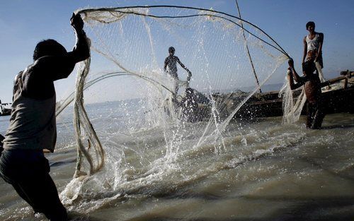 DHAKA - Bangladeshe vissers proberen hun werk weer op te pakken na de enorme cycloon die donderdag het zuidwesten van Bangladesh trof. Foto EPA