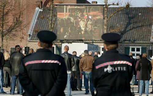 LOTTUM - In Lottum wordt zaterdag de uitvaartdienst van Sjoerd Rutten gehouden. De pers en andere belangstellenden kunnen de uitvaartdienst volgen via een scherm vanaf een tribune. Een kleine 200 dorpsgenoten nemen op de Markt via een groot videoscherm af